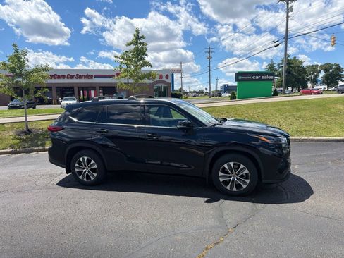 Used 2022 Toyota Highlander XLE AWD/4WD image 15