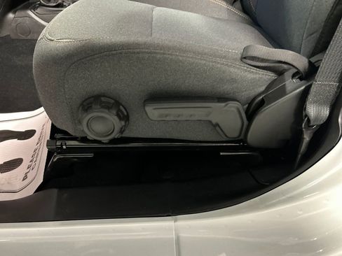 Used 2025 Jeep Wrangler Unlimited Sahara image 13