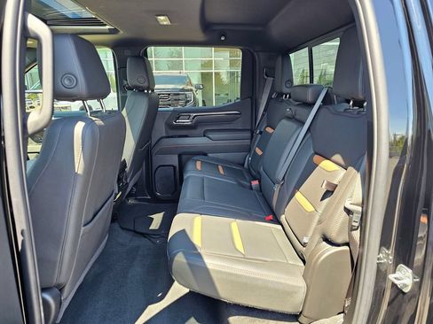 Used 2025 GMC Sierra 1500 AT4 w/ AT4 Preferred Package AWD/4WD image 17