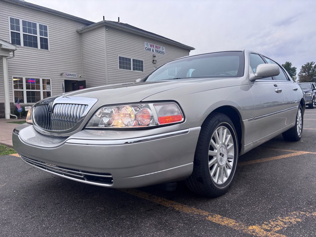Used 2004 Lincoln Town Car Executive RWD image 2