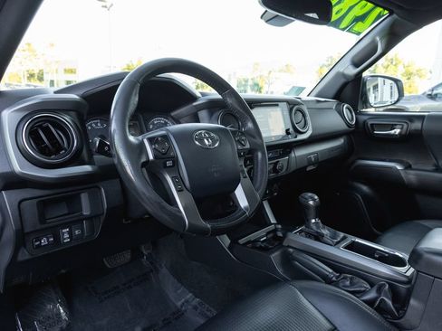 Used 2019 Toyota Tacoma TRD Off-Road AWD/4WD image 10