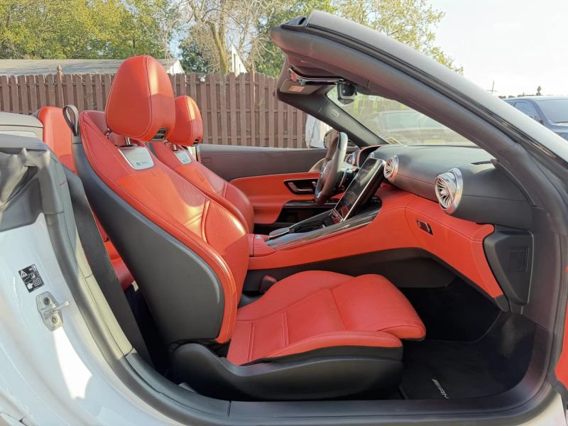 Used 2022 Mercedes-Benz SL 63 AMG 4MATIC w/ Driver Assistance Package image 28