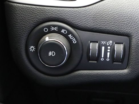 Used 2017 Jeep Cherokee Trailhawk w/ Cold Weather Group image 8