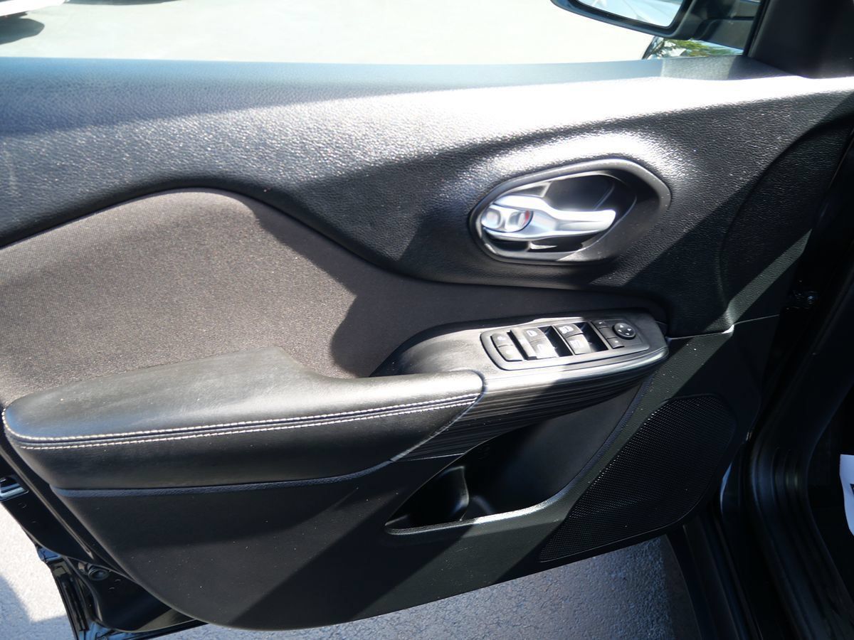 Used 2016 Jeep Cherokee Latitude FWD image 14