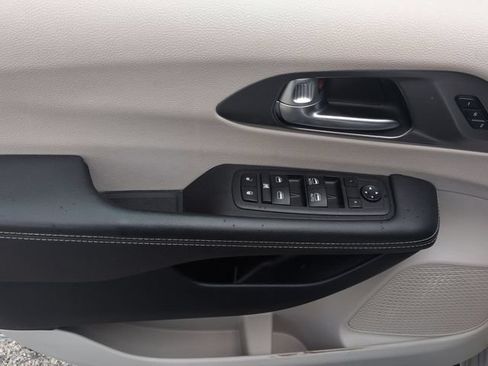 Used 2024 Chrysler Pacifica Touring-L FWD image 26