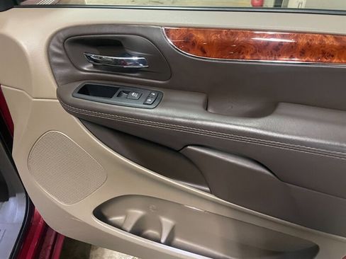 Used 2015 Chrysler Town & Country Touring-L image 25