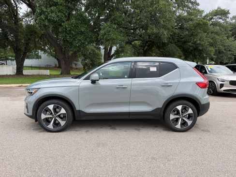 Certified 2025 Volvo XC40 B5 Plus AWD/4WD image 3