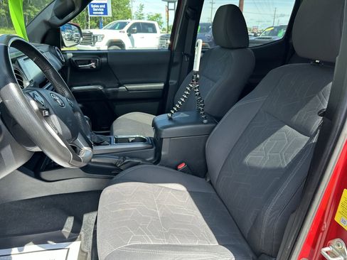 Used 2017 Toyota Tacoma TRD Sport image 12