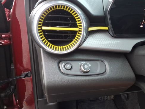 Used 2024 Chevrolet Trax LT w/ Driver Confidence Package image 18