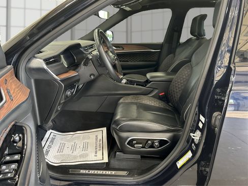 Used 2023 Jeep Grand Cherokee Summit AWD/4WD image 9