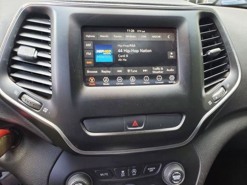 Used 2019 Jeep Cherokee Latitude w/ Popular Appearance Group FWD image 23