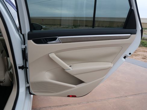 Used 2017 Volkswagen Passat 1.8T SE w/ SE Lighting Package image 11