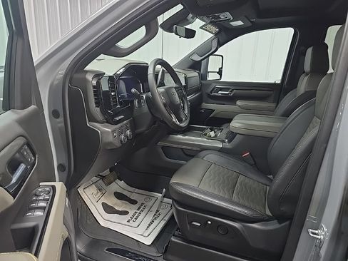 Used 2025 Chevrolet Silverado 2500 ZR2 w/ Technology Package AWD/4WD image 34