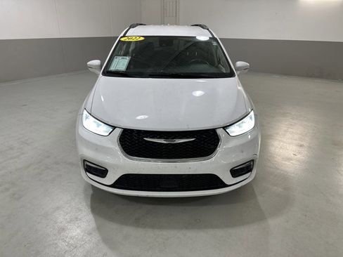 Used 2022 Chrysler Pacifica Touring-L image 3