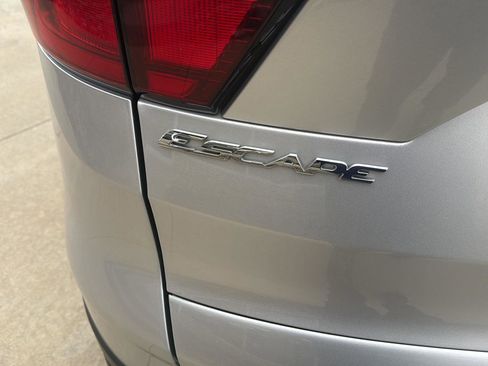 Used 2019 Ford Escape SE image 6