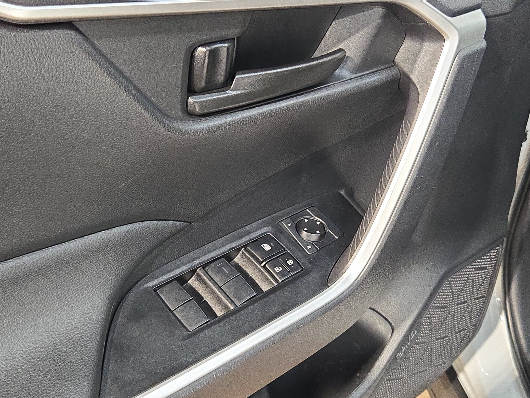 Used 2024 Toyota RAV4 LE FWD image 21