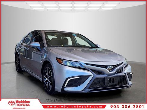 Used 2024 Toyota Camry SE image 1