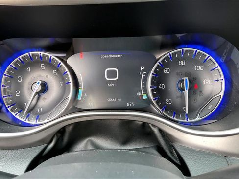 Used 2023 Chrysler Pacifica Touring-L FWD image 22