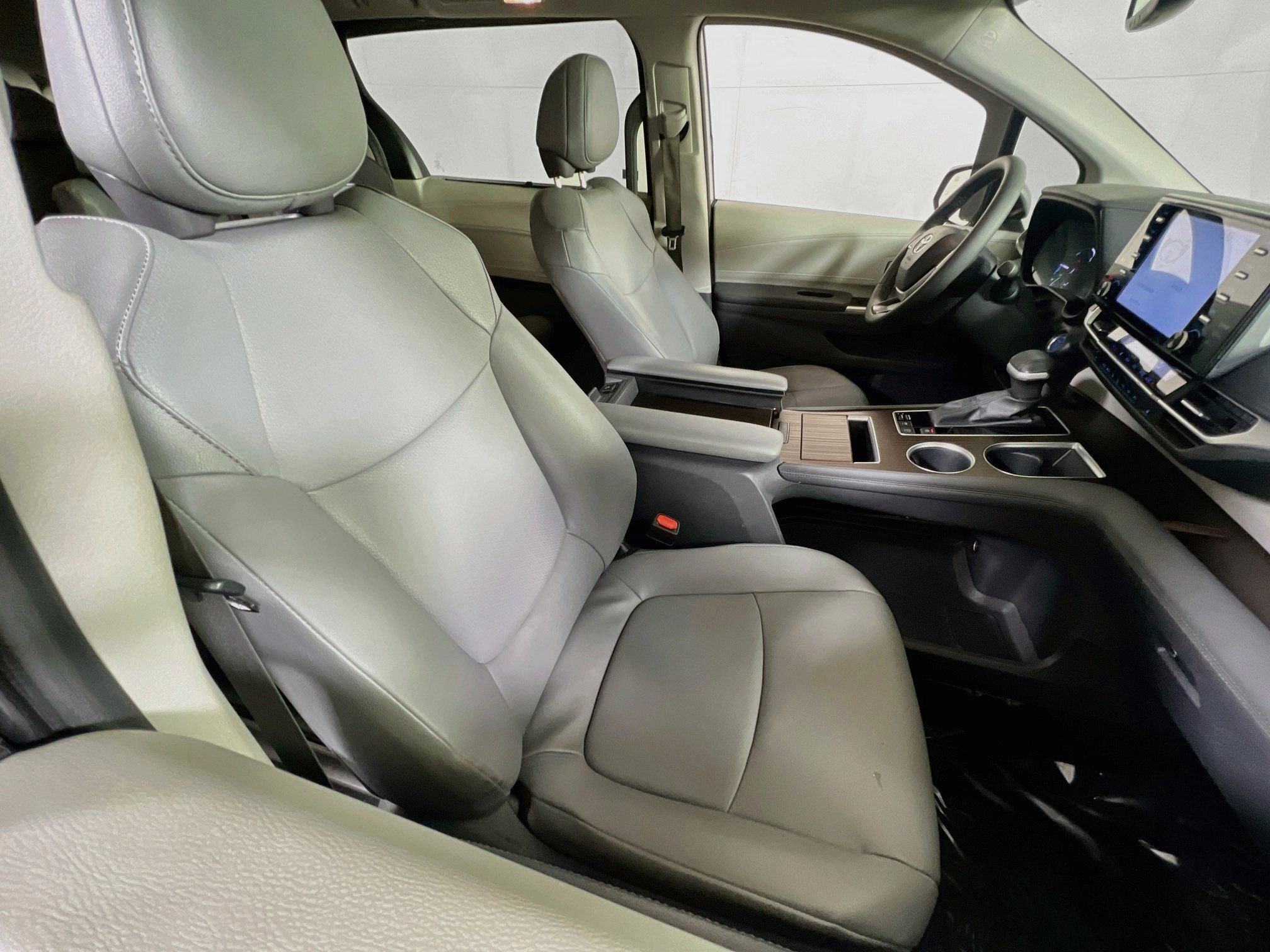 Used 2024 Toyota Sienna XLE FWD image 28