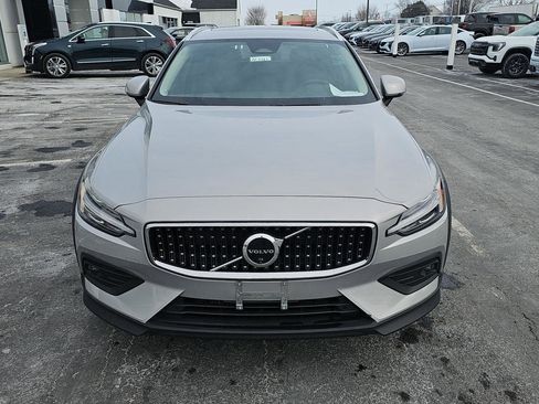 Used 2025 Volvo V60 B5 Cross Country Plus image 5