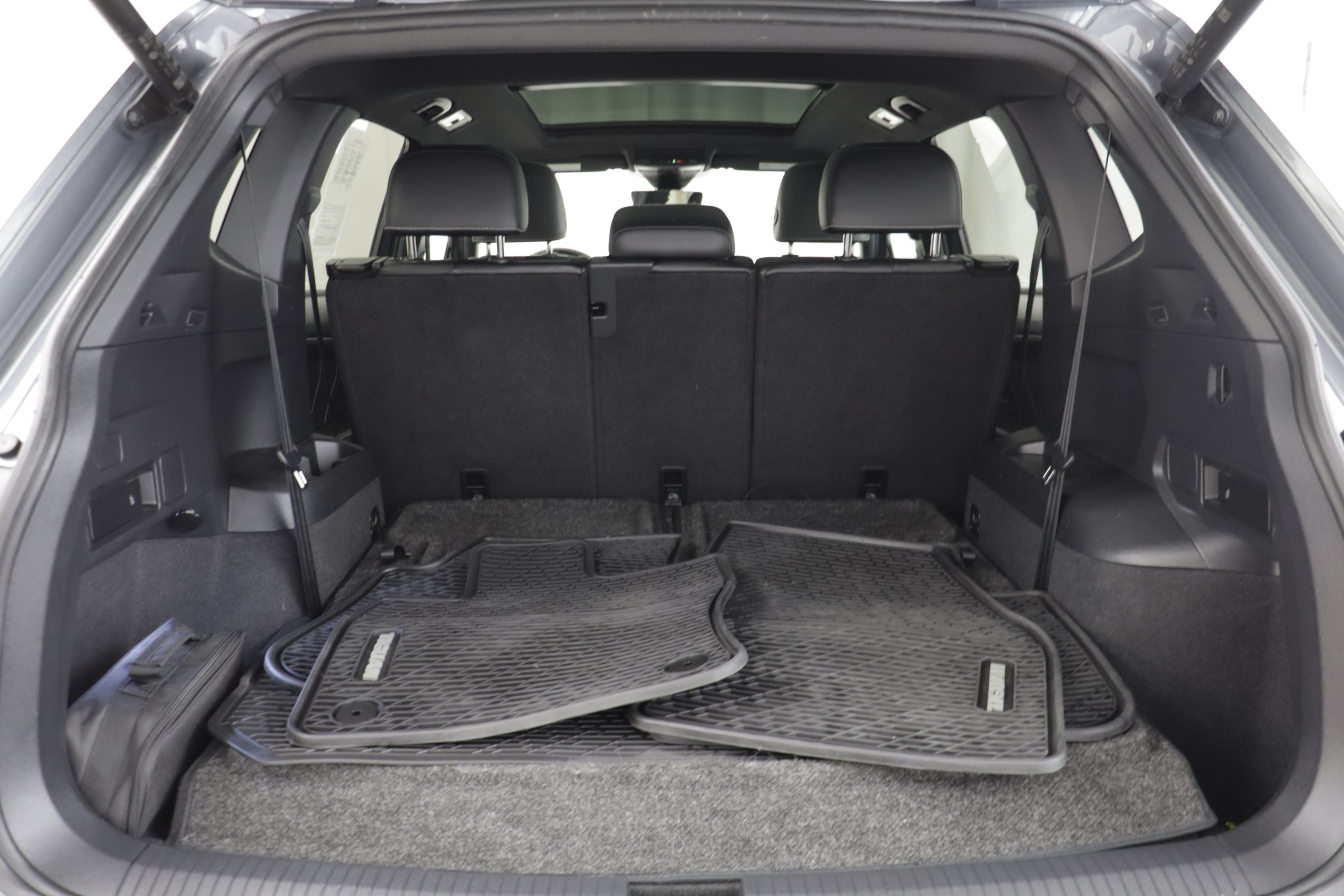 Certified 2023 Volkswagen Tiguan SE R-Line FWD image 17