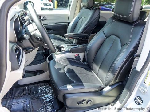 Used 2024 Chrysler Pacifica Touring-L FWD image 9