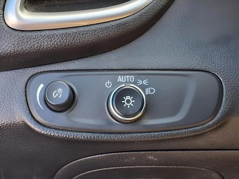 Used 2019 Chevrolet Trax LT w/ LT Convenience Package image 16