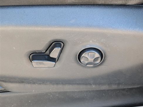 Used 2023 Chrysler Voyager LX FWD image 20