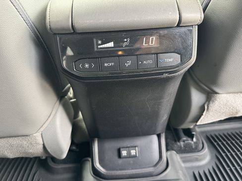 Used 2021 Toyota Highlander XLE AWD/4WD image 14