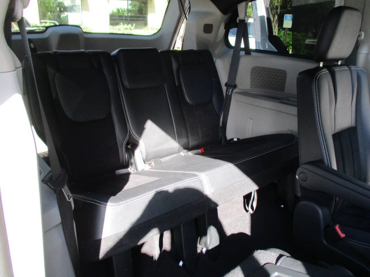 Used 2018 Dodge Grand Caravan SXT w/ Driver Convenience Group FWD image 27