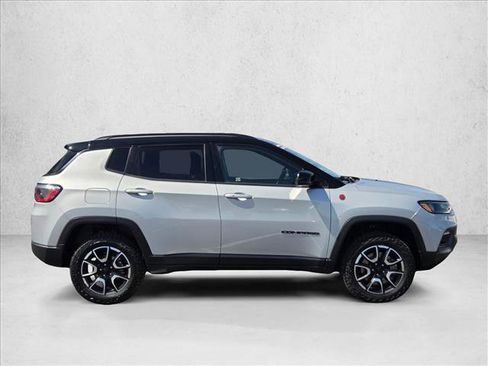Used 2024 Jeep Compass Trailhawk AWD/4WD image 4