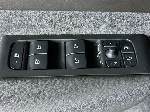 Used 2025 Volvo XC40 B5 Core image 15