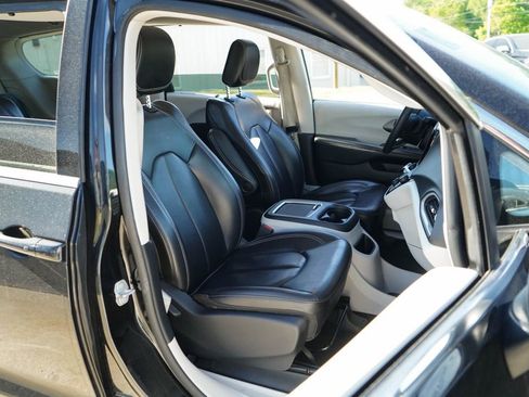 Used 2023 Chrysler Pacifica Touring-L image 12