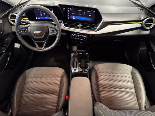 Used 2025 Chevrolet Trax LT FWD image 3