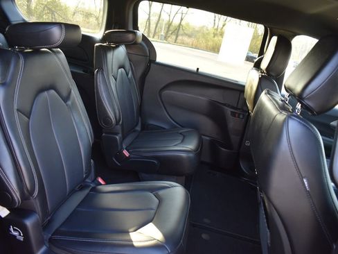 Used 2025 Chrysler Pacifica Select FWD image 17
