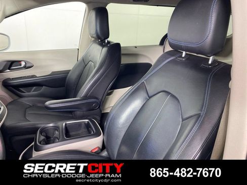 Used 2021 Chrysler Pacifica Touring-L FWD image 10