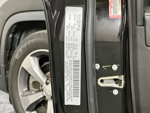 Used 2019 Jeep Cherokee Limited FWD image 12
