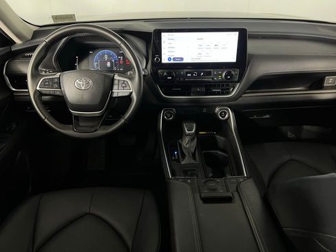 Used 2025 Toyota Grand Highlander AWD image 12