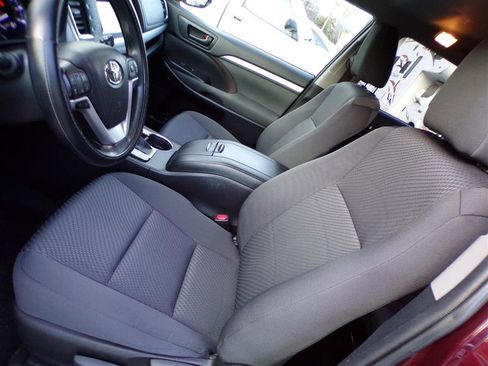 Used 2019 Toyota Highlander LE image 15