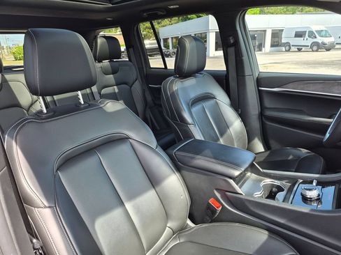 Used 2025 Jeep Grand Cherokee Limited AWD/4WD image 32