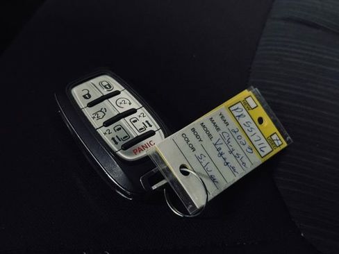 Used 2023 Chrysler Voyager LX image 39