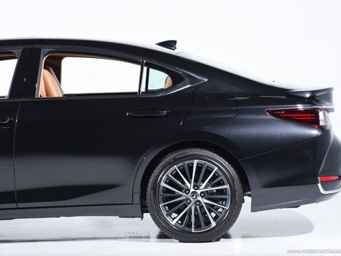 Used 2024 Lexus ES 300h w/ Premium Package image 16