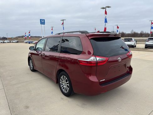 Used 2020 Toyota Sienna XLE image 7
