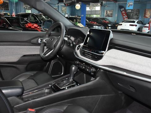 Used 2025 Jeep Compass Latitude w/ Sun & Sound Group AWD/4WD image 30