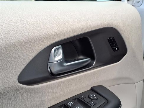 Used 2023 Chrysler Pacifica Touring-L FWD image 16