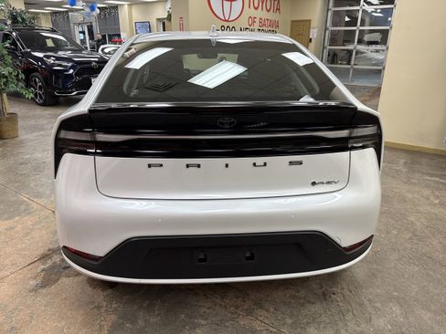 Used 2025 Toyota Prius SE image 24