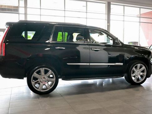 Used 2017 Cadillac Escalade Luxury AWD/4WD image 4