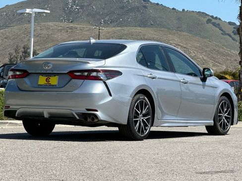Used 2021 Toyota Camry SE FWD image 3
