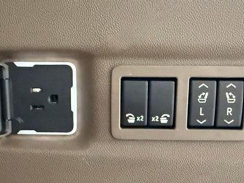 Used 2024 GMC Yukon XL Denali w/ Advanced Technology Package image 16