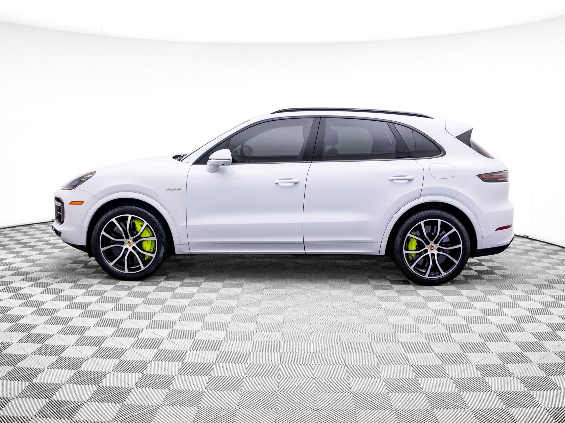 Used 2023 Porsche Cayenne Turbo S w/ Premium Package Plus AWD/4WD image 2